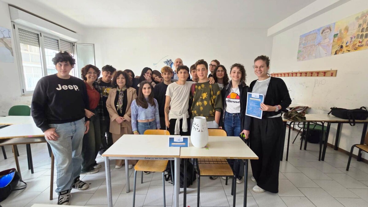 I ragazzi della 2BLA dell’Orioli con il segretario Cna Attilio Lupidi I ragazzi della 2BLA dell’Orioli con il segretario Cna Attilio Lupidi