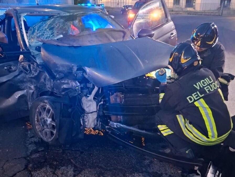Incidente alla zona industriale di Civitavecchia, i pompieri estraggono un uomo dalle lamiere