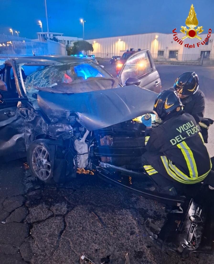 Incidente alla zona industriale di Civitavecchia, i pompieri estraggono un uomo dalle lamiere vvf vigili fuoco
