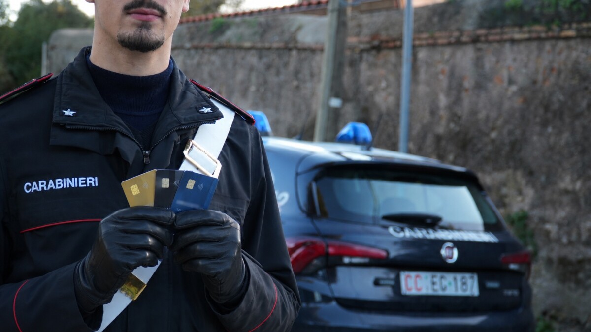 carabinieri Le carte di credito rinvenute carabinieri Le carte di credito rinvenute