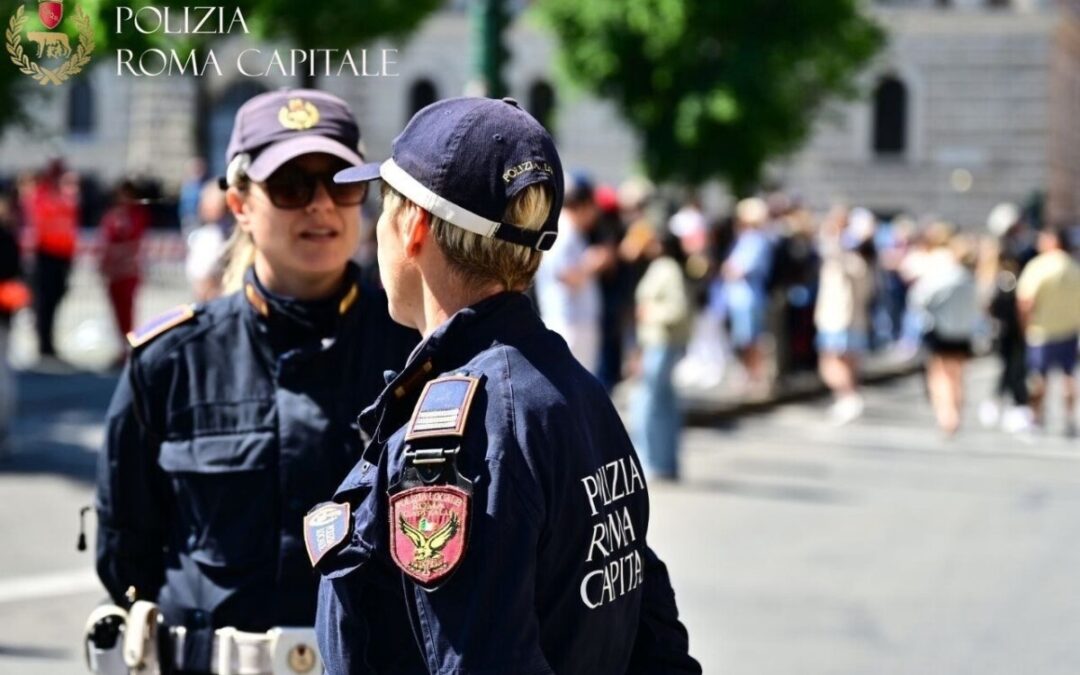 Due minori lasciati chiusi in auto: interviene Roma Capitale in via del Corso, denunciata la madre
