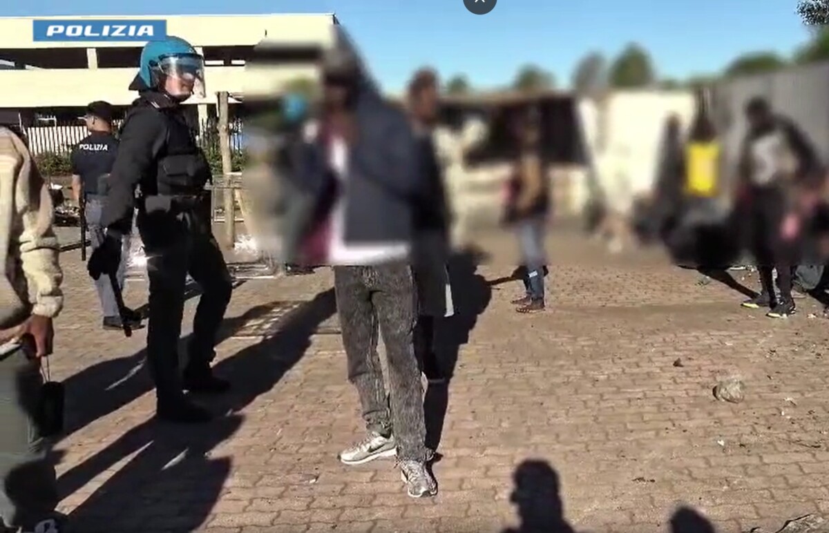 polizia stranieri sgombero polizia stranieri sgombero