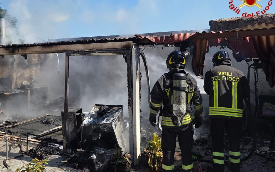Brucia un ricovero di attrezzi a Sant’Agostino, bombola messa in sicurezza