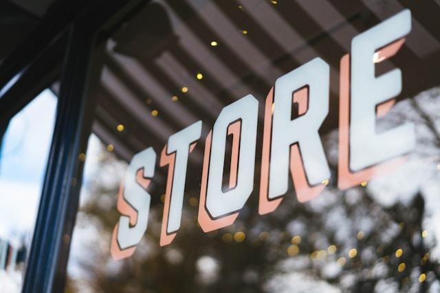 E-commerce e punti vendita locali: due canali sempre più integrati nei settori specializzati