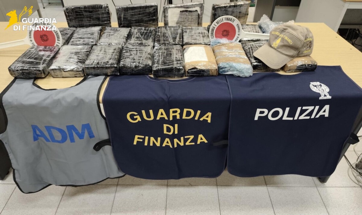 Oltre 23 kg di coca scoperti al porto di Civitavecchia finanza polizia polmare dogane Oltre 23 kg di coca scoperti al porto di Civitavecchia finanza polizia polmare dogane
