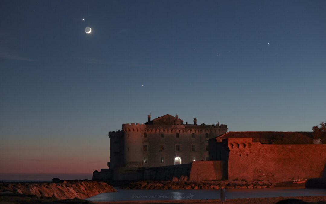 Suggestiva congiunzione astronomica sopra il Castello di Palo: il cielo notturno incanta il litorale