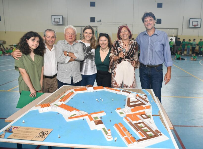Donazione del plastico del Porto di Claudio e Traiano, fatto dai ragazzi sotto la guida dell’esperto del Polo Civico museale Edoardo Cirino, al Direttore del Polo Civico Museale Enei