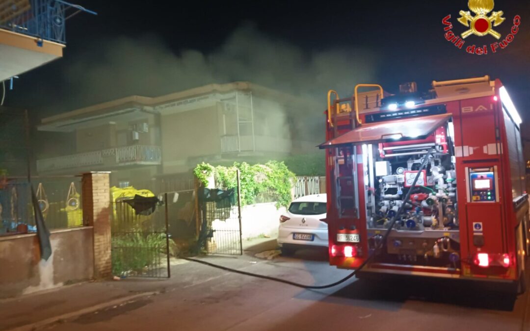 Negozio in fiamme a Ladispoli, evacuato stabile in via Taranto
