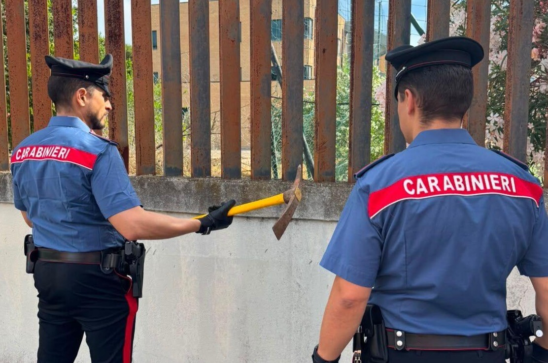 NRM – Il piccone sequestrato dai Carabinieri (1) NRM - Il piccone sequestrato dai Carabinieri (1)
