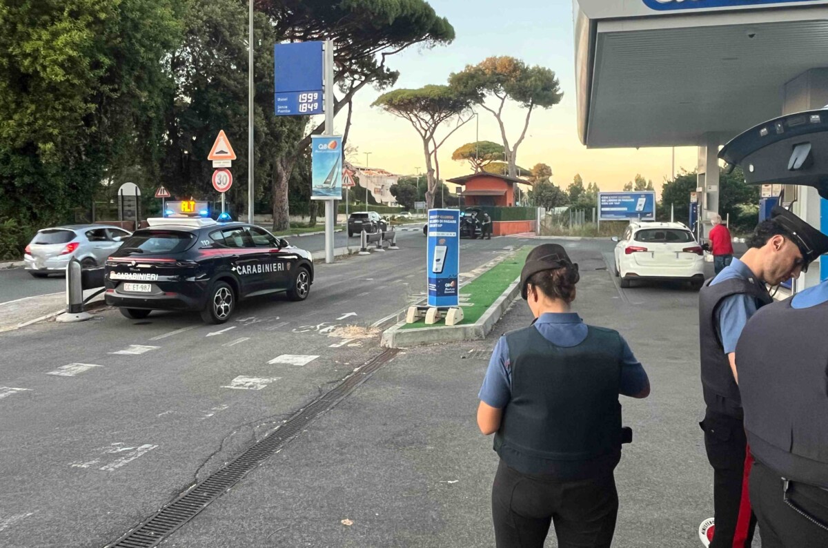OSTIA – Controlli dei Carabinieri sul litorale distributore carburante OSTIA - Controlli dei Carabinieri sul litorale distributore carburante