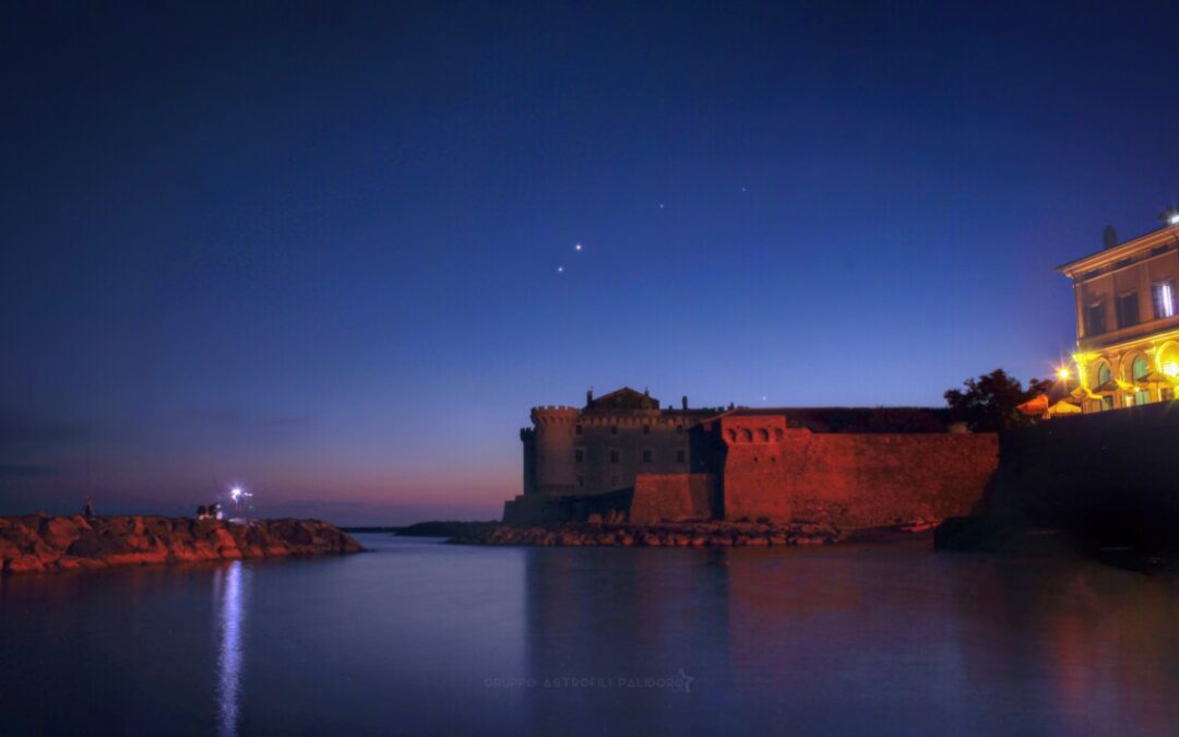 La congiunzione Giove-Venere sul castello di Palo Laziale immortalata dagli Astrofili di Palidoro
