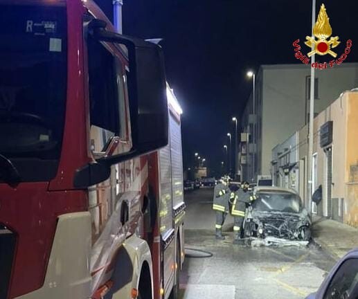 auto fiamme bruciata benci gatti civitavecchia vvf vigili fuoco pompieri 1