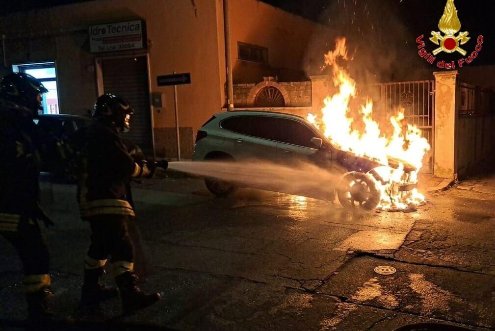 Auto in fiamme a Benci e Gatti, notte di lavoro per i pompieri di Civitavecchia