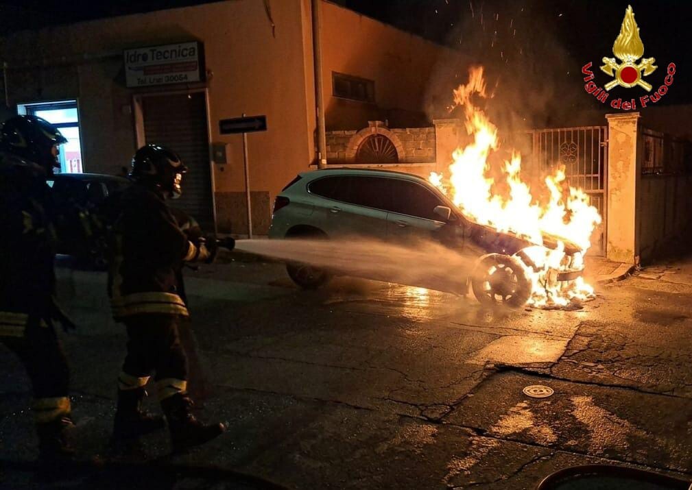 auto fiamme bruciata benci gatti civitavecchia vvf vigili fuoco pompieri 1