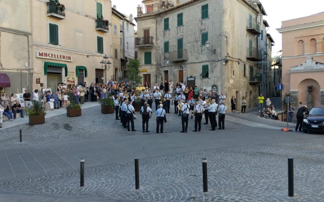 Tolfa, l’abbraccio della banda saluta l’inaugurazione della “nuova” piazza Vecchia