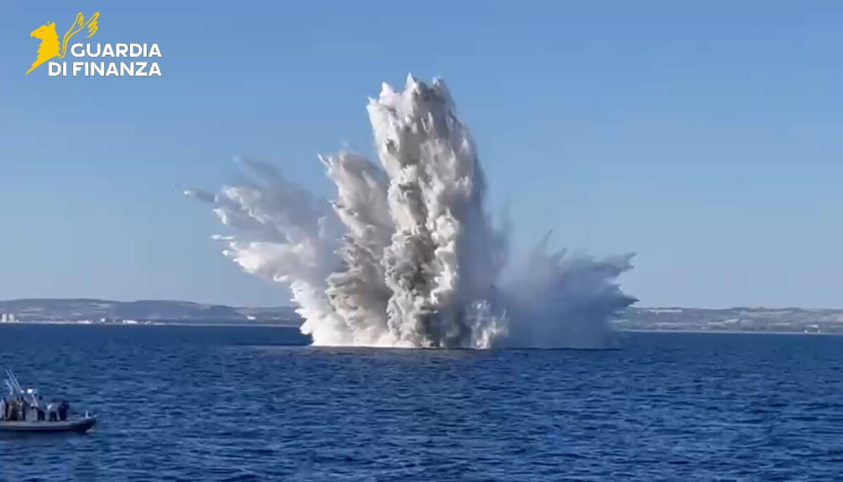 bomba finanza civitavecchia mare 5
