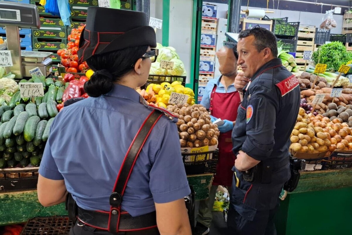 carabinieri Coordinato quartiere ortofrutticolo mercato rionale (3) carabinieri Coordinato quartiere ortofrutticolo mercato rionale (3)