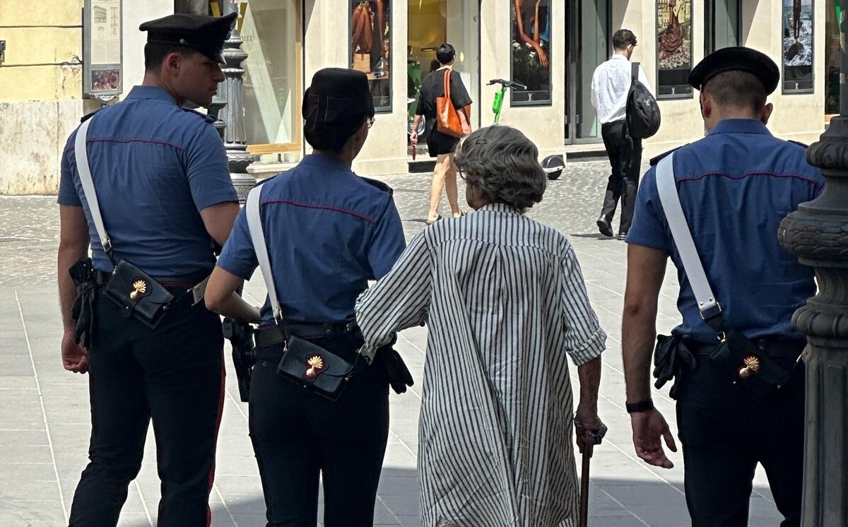 carabinieri anziana