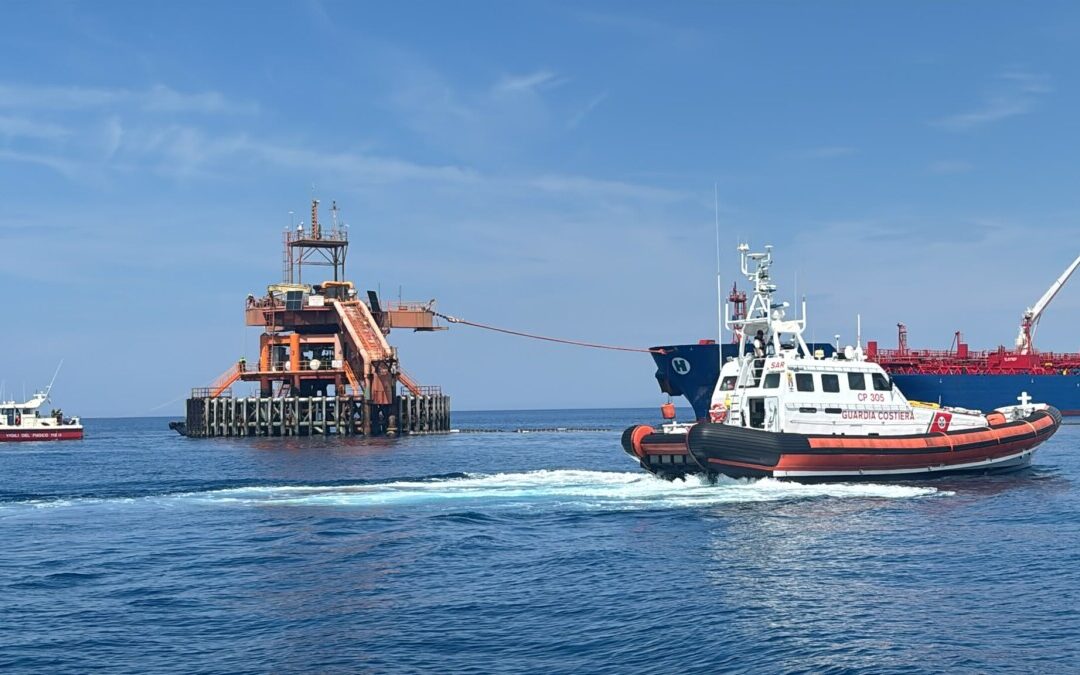 Esercitazione della Guardia Costiera alla torre petrolifera di Civitavecchia