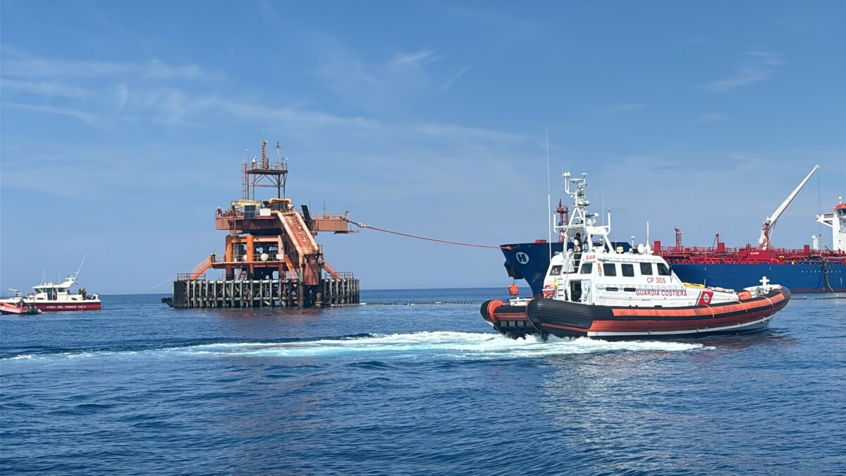 esercitazione guardia costiera torre petrolifera