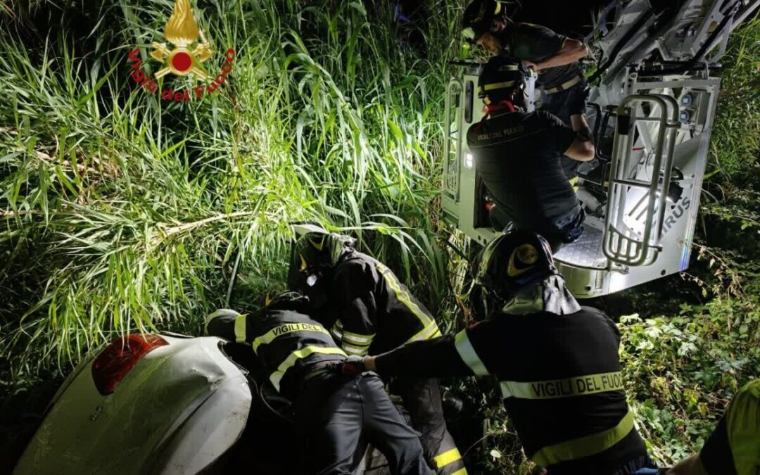 Volo da 5 metri nella scarpata, 3 ragazzi salvati dai pompieri alla Cecchignola