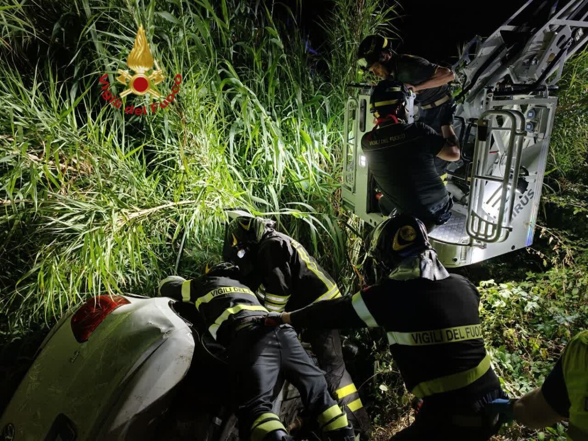 incidente auto scarpata vvf vigili fuoco pompieri 1