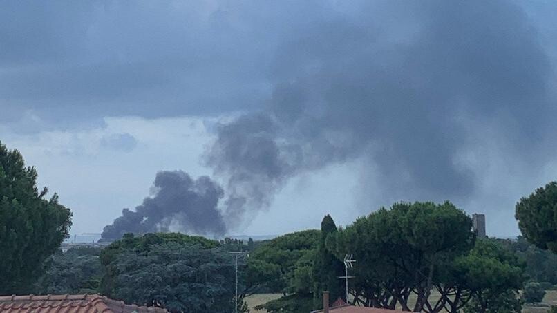 Incendio di un vivaio al Mandrione, fumo visibile da tutta Roma