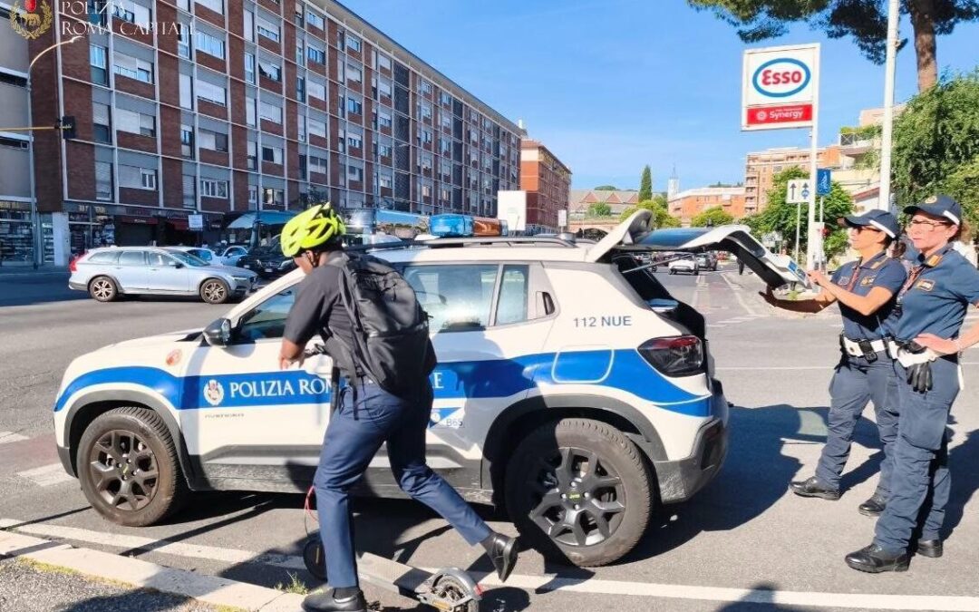 Senza casco sul monopattino al Prenestino, fermato da Roma Capitale travolge un agente: arrestato 22enne