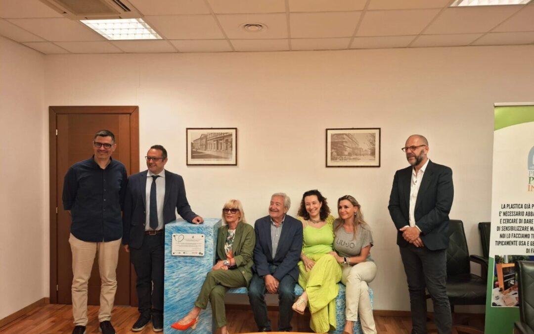 Panchina formata da 70 chili di tappi di plastica donata alla Casa di Comunità di Civitavecchia