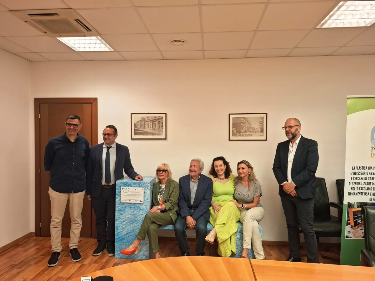 panchina tappi plastica asl roma 4 fondazione cariciv grazie AICS e con il suo responsabile nazionale ambiente Andrea Nesi (2) panchina tappi plastica asl roma 4 fondazione cariciv grazie AICS e con il suo responsabile nazionale ambiente Andrea Nesi (2)