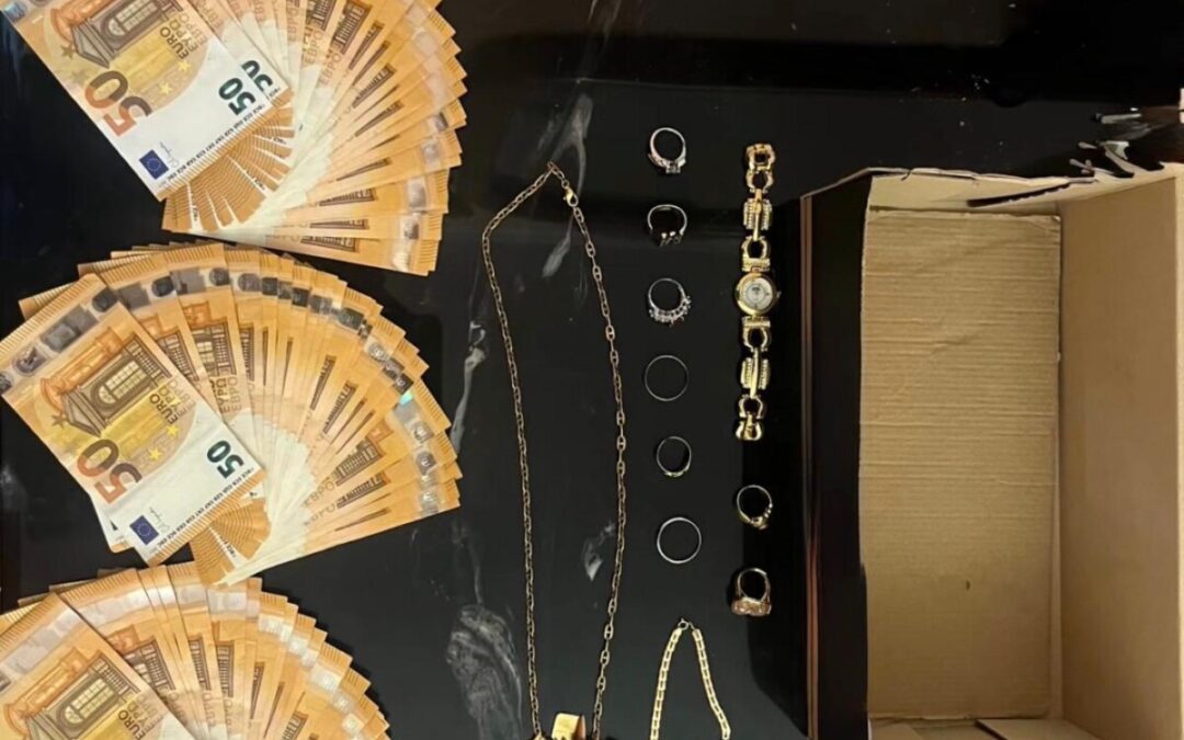 Tentano di truffare un 89enne di Tor Tre Teste ma l’anziano li fa arrestare dalla Polizia