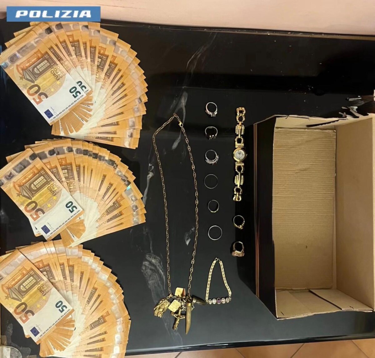 polizia gioielli preziosi soldi polizia gioielli preziosi soldi