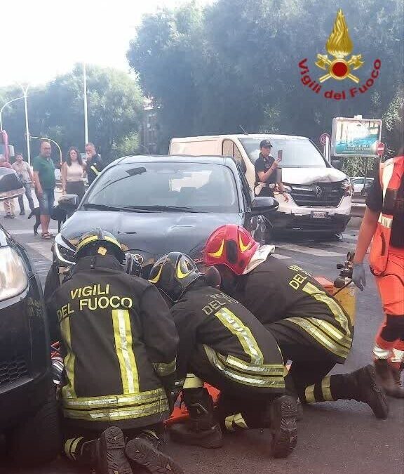 Furgone tampona un’auto e questa investe due donne e una finisce sotto una vettura in sosta: pompieri al lavoro alla Serenissima