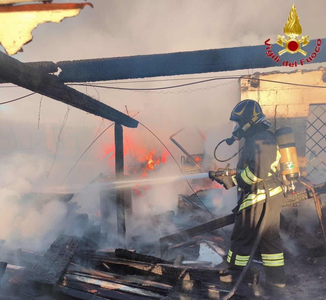 vvf vigili fuoco pompieri spegnimento incendio 1 vvf vigili fuoco pompieri spegnimento incendio 3