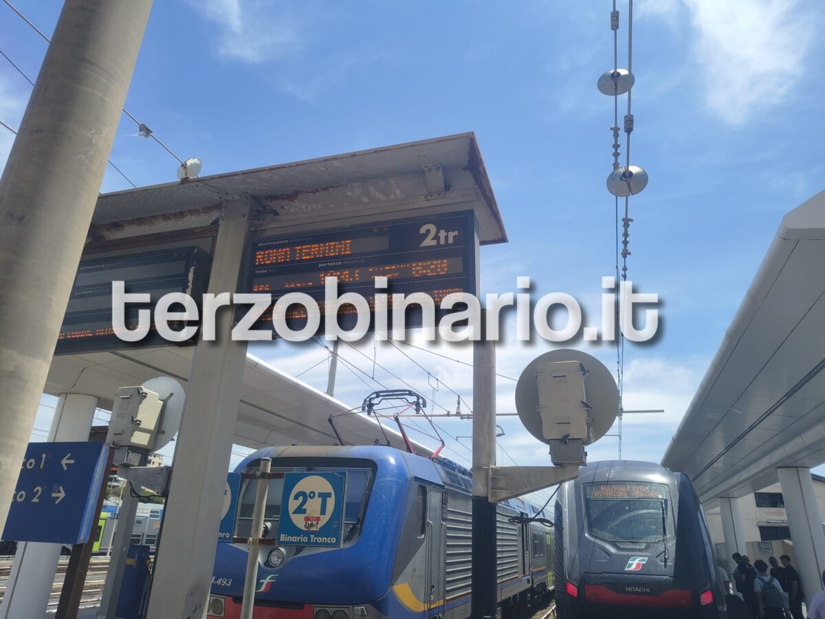 fl5 ritardi tabellone monitor binario tronco stazione civitavecchia fl5 ritardi tabellone monitor binario tronco stazione civitavecchia