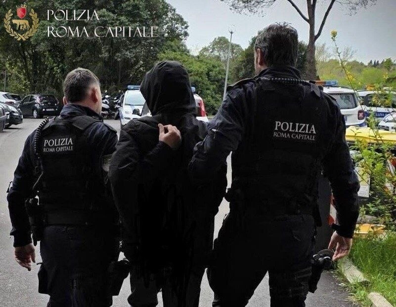 Parcheggiatore abusivo tenta l’estorsione a un’automobilista minacciando di danneggiarle l’auto, arrestato da Roma Capitale alla Bocca della Verità