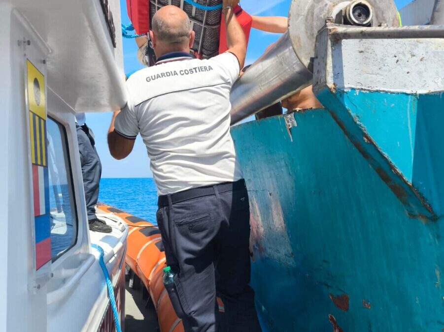 Incidente su un peschereccio, salvataggio della Guardia Costiera di Civitavecchia a 18 miglia dalla riva