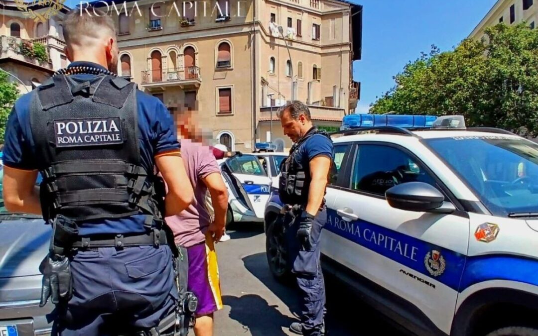 Tentano l’estorsione a un turista americano, arrestati due rumeni all’Esquilino