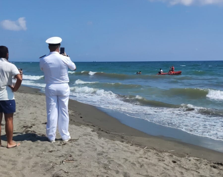 pesce luna pescia romana guardia costiera bagnino pattino