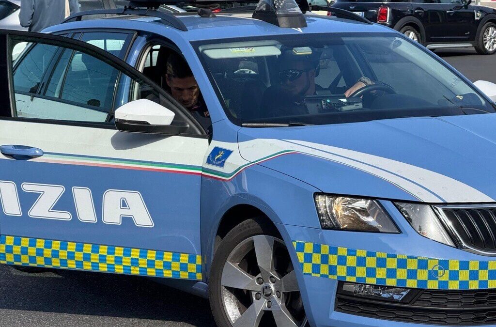 Tenta di investire due agenti della Stradale, preso dopo 18 km