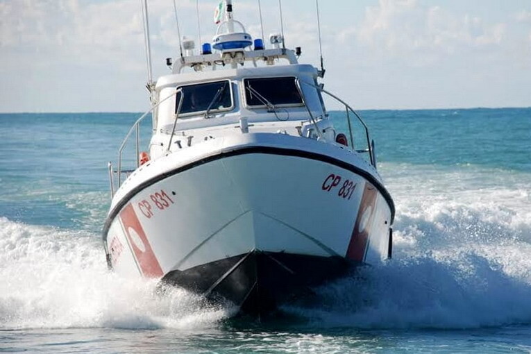 Barca in fiamme, equipaggio salvato dalla Guardia Costiera e intervento dei Vigili del Fuoco
