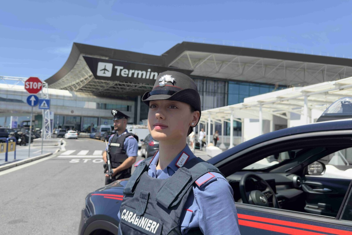Carabinieri presso l’aeroporto t3 terminal di Fiumicino (3) Carabinieri presso l'aeroporto t3 terminal di Fiumicino (2)