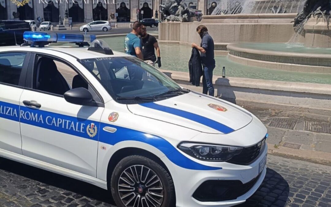 Fa il bagno nella Fontana delle Najadi, multa e daspo urbano per un 42enne tedesco