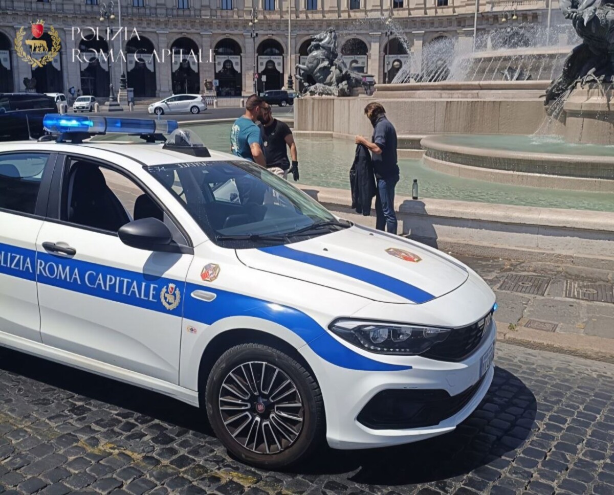 Fa il bagno nella Fontana delle Najadi, multa e daspo urbano per un 42enne tedesco municipale roma capitale ciclabile tarquinia lido