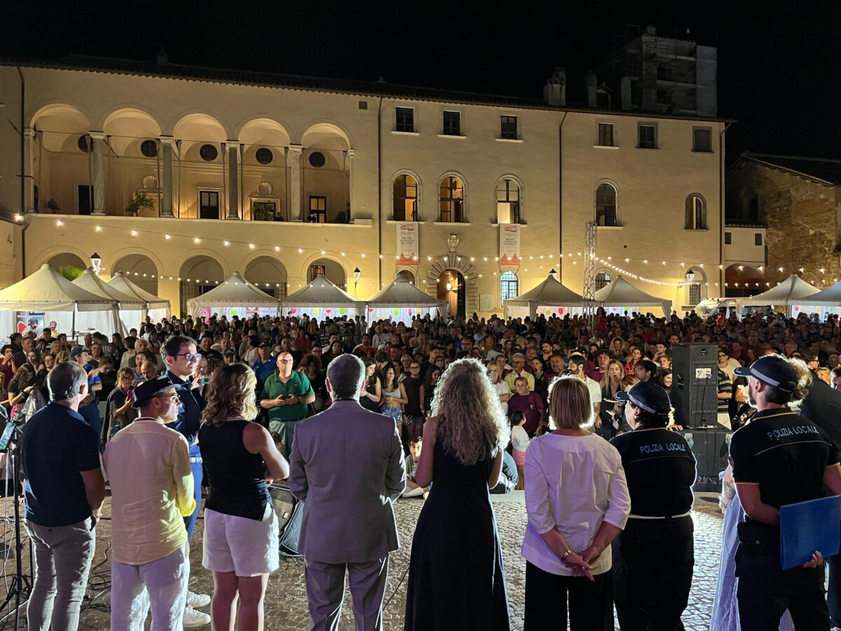 Foto Piazza del Vino e dei Sapori Foto Piazza del Vino e dei Sapori