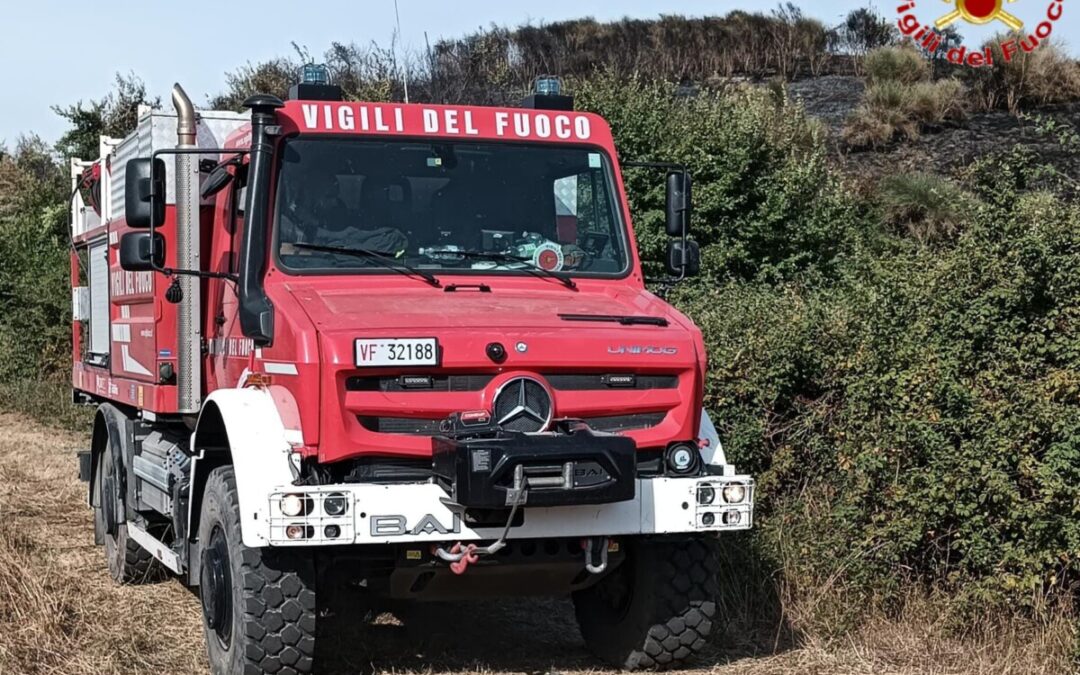 Vasto incendio a Martignano, tanti pompieri impegnati nello spegnimento