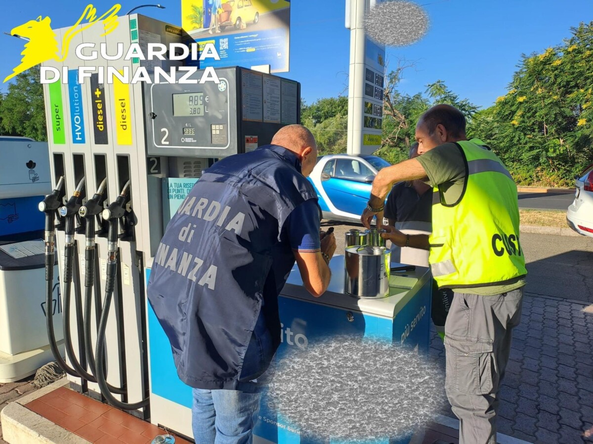 finanza dogane benzina distributore sequestrato prelievo campione finanza dogane benzina distributore sequestrato prelievo campione