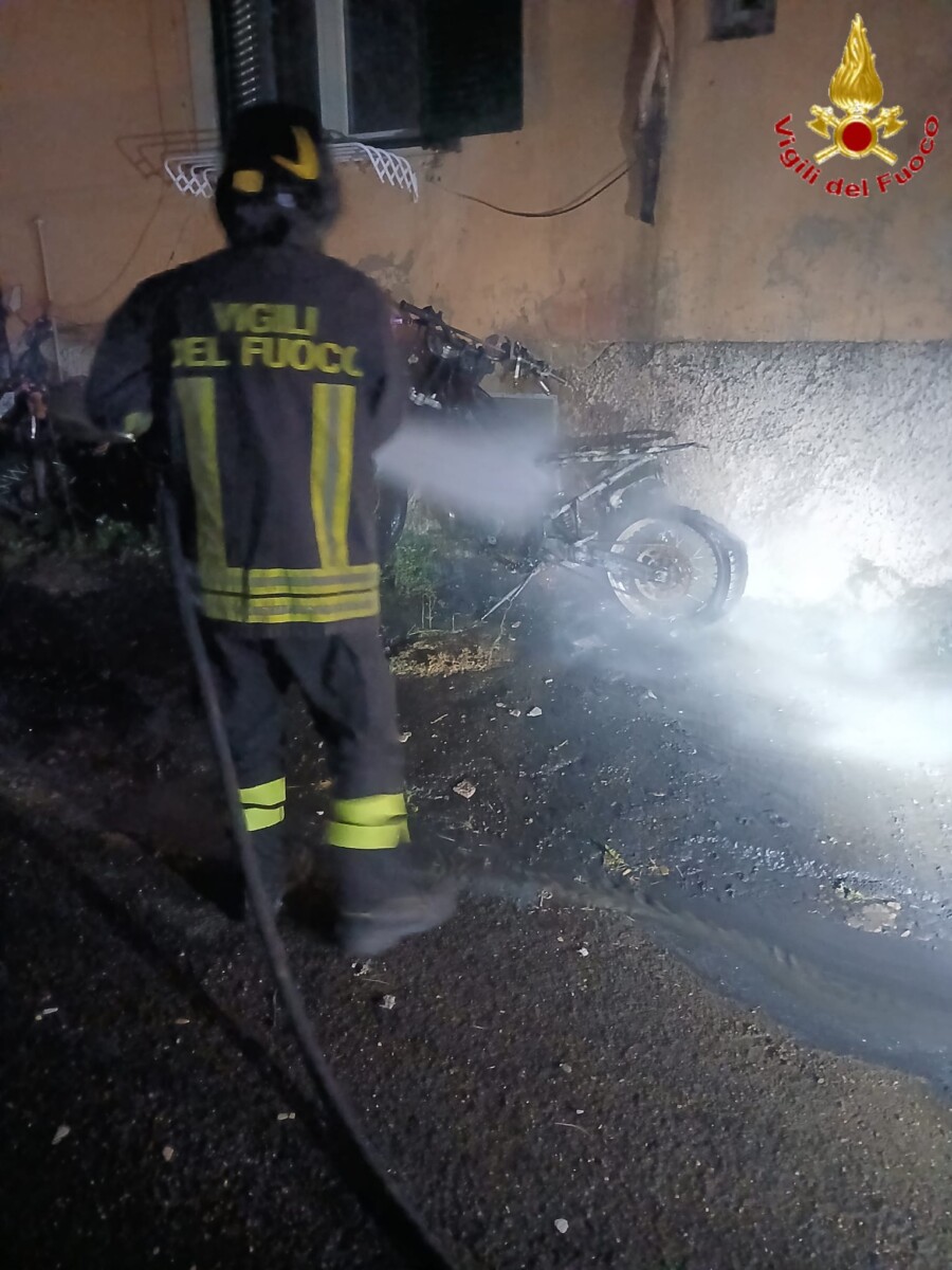 moto fiamme bruciata vvf vigli fuoco pompieri civitavecchia moto fiamme bruciata vvf vigli fuoco pompieri civitavecchia
