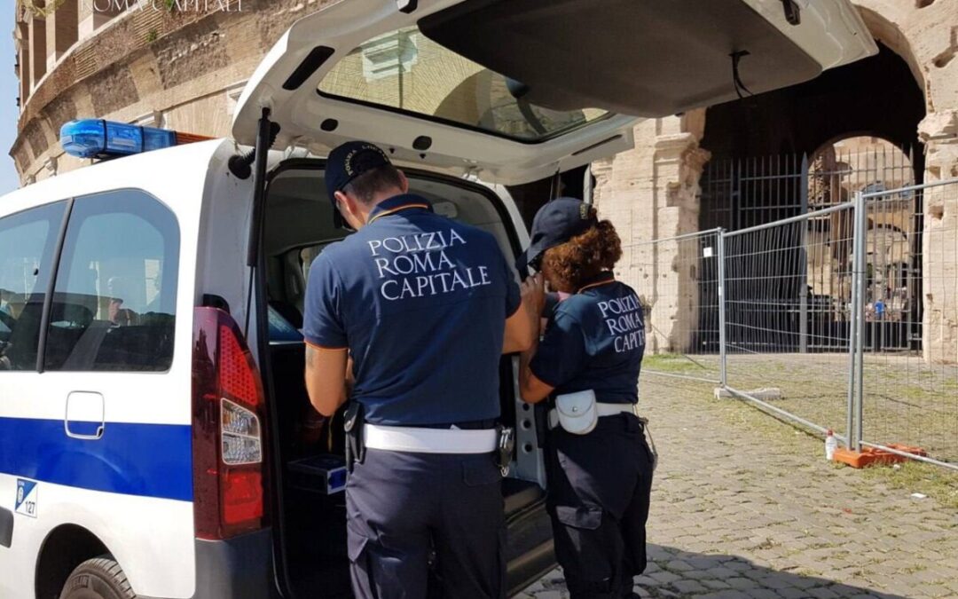 Controlli al Colosseo, venditore abusivo aggredisce gli agenti e scappa: Roma Capitale arresta un 52enne rumeno