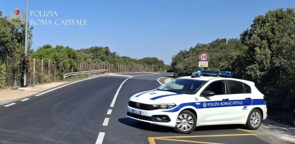 Investe un ciclista sulla Litoranea e fugge, Roma Capitale rintraccia e denuncia un 51enne